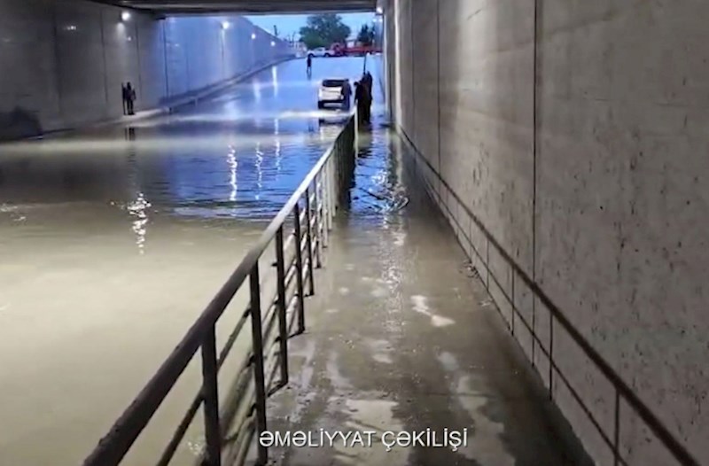 Gecə bəzi yerləri su basıb — VİDEO