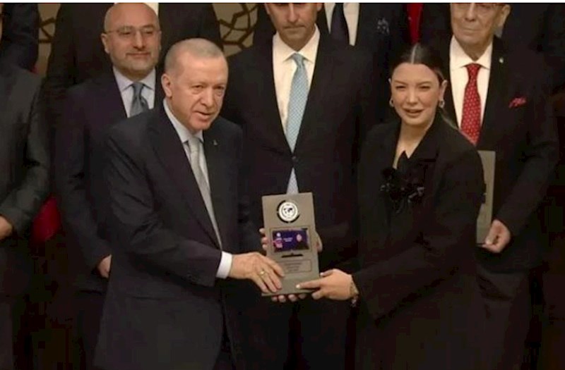 Ərdoğan Fülya Öztürkü təltif etdi