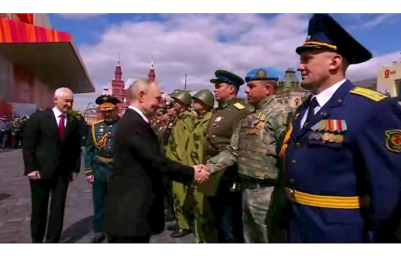 Putin Azərbaycan parad bölməsinin komandirini salamladı — VİDEO