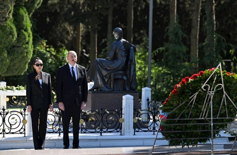 Prezident və xanımı Heydər Əliyevin məzarını ziyarət ediblər 