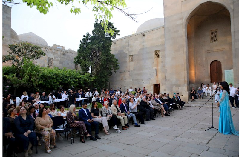 İçərişəhərdə şairə Nigar Həsənzadənin “Mənim Tanrım” adlı poeziya axşamı keçirilib — FOTOLAR