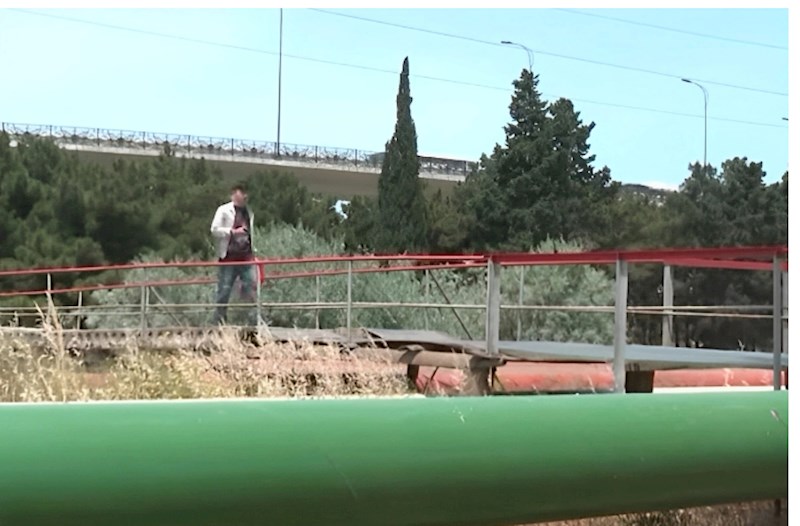 Bakıda neft kəmərinin üzərində təhlükəli piyada keçidi — VİDEO