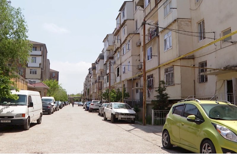 Bakıda avtomobillər binanın həyətində təhlükəli vəziyyət yaradıb —  ŞİKAYƏT