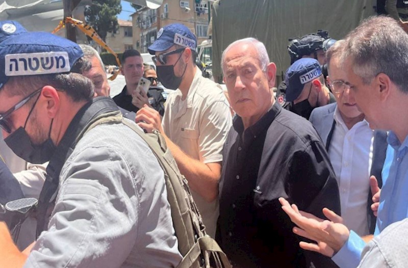 Netanyahu İranın raket zərbələri endirdiyi Bat Yam bölgəsində 
