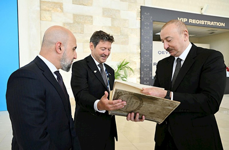 Prezidentə o kitab hədiyyə edildi — FOTO
