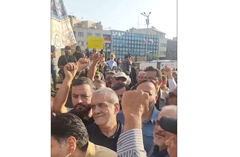 İran prezidenti tələbələrin etiraz mitinqinə qatıldı — VİDEO