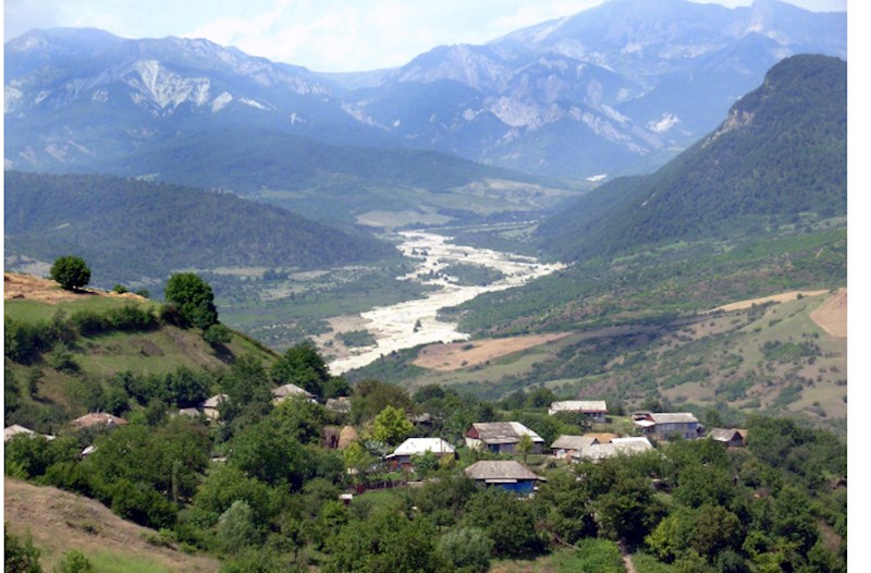 İsmayıllıda oğlu tərəfindən boğazı kəsilən kişi VƏFAT ETDİ 