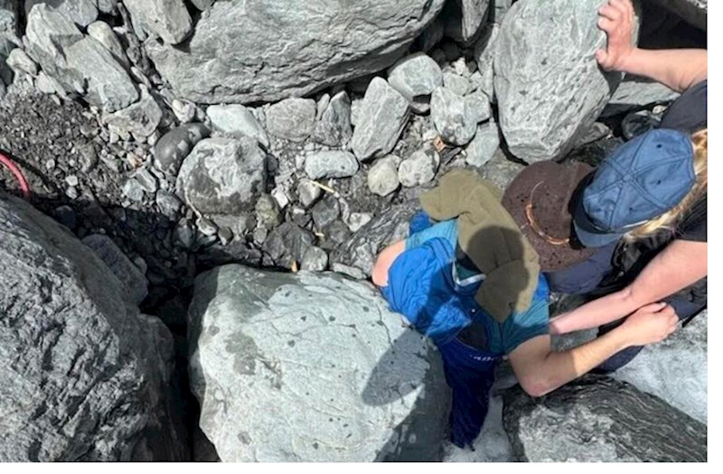 300 kiloqramlıq qayanın altında qalan turist xilas edilib