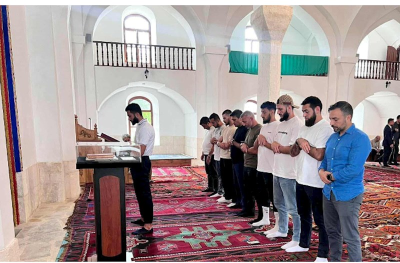 Oğlu məsciddə imamlıq etdi, Qurban Qurbanov arxasında dayandı — FOTOLAR 