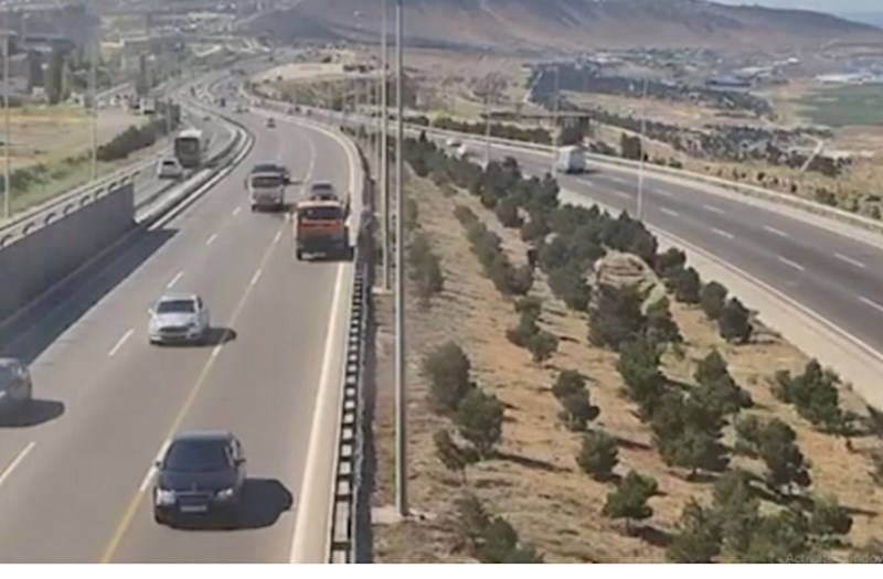 Yol kənarında ağaclara su verən texnikalar avtomobillərə təhlükədir? — VİDEO