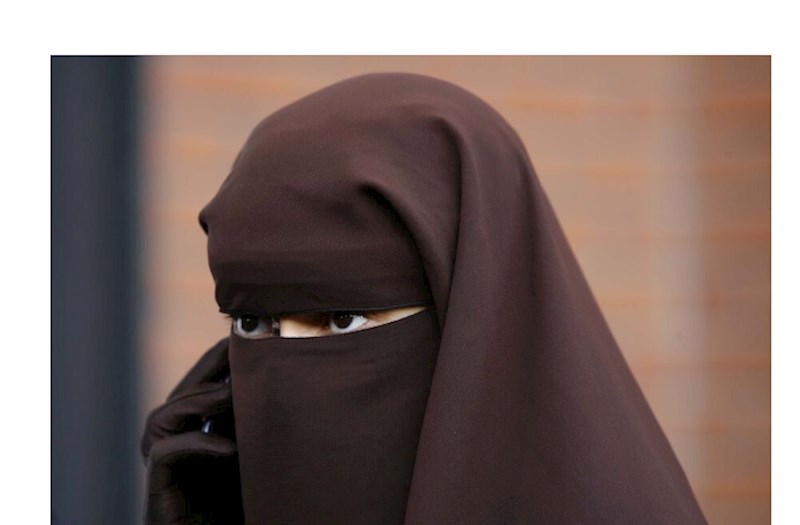 Qazaxıstan ictimai yerlərdə niqab taxmağı qadağan edib