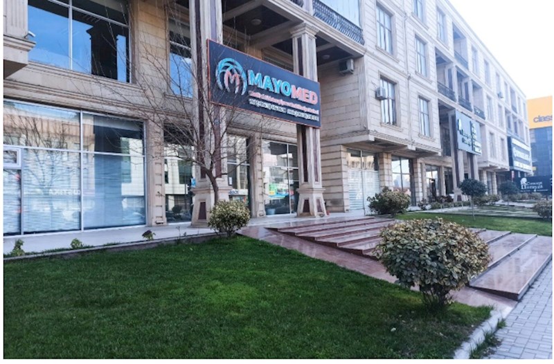 Bakıda klinikada QALMAQAL: Fəaliyyəti qadağan edilmiş cərrah pasiyent qəbul edir? — VİDEO 