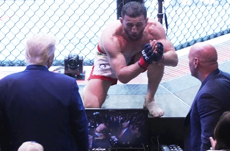 Gürcü UFC döyüşçüsü Trampın qarşısında diz çökdü