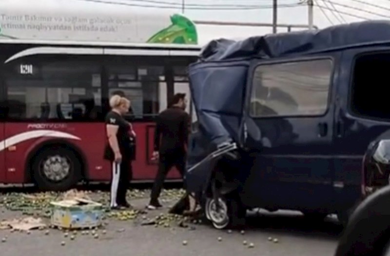 Yük avtomobili "Baku Bus"la TOQQUŞDU: Meyvələr yola dağıldı — VİDEO