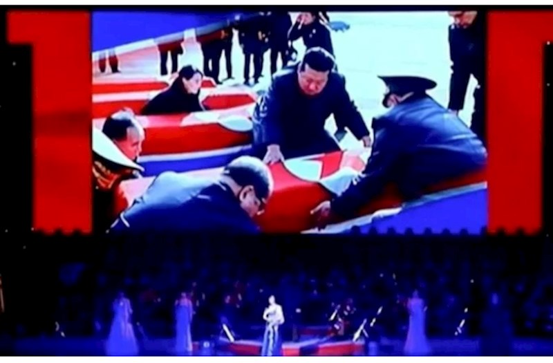 Kim Çen In Rusiya-Ukrayna müharibəsində həyatını itirən əsgərləri ilə vidalaşıb