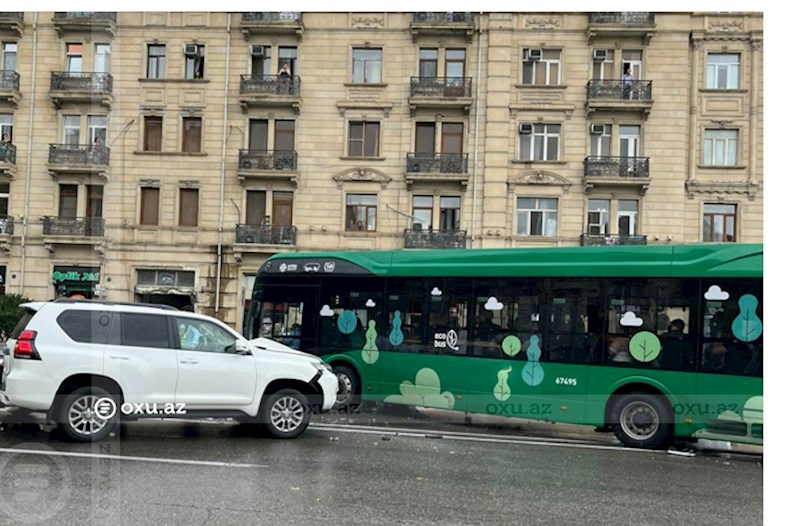 Bakıda "Prado" avtobusa çırpıldı 