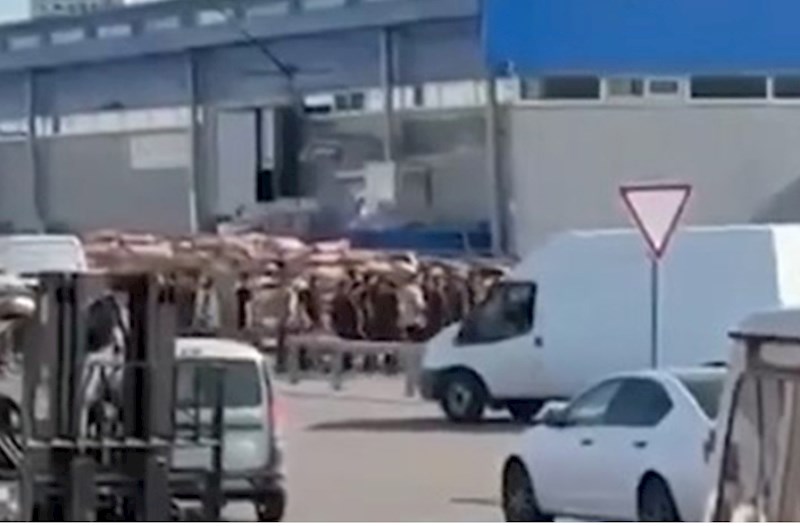 Moskva bazarında azərbaycanlılar saxlanılıb — VİDEO