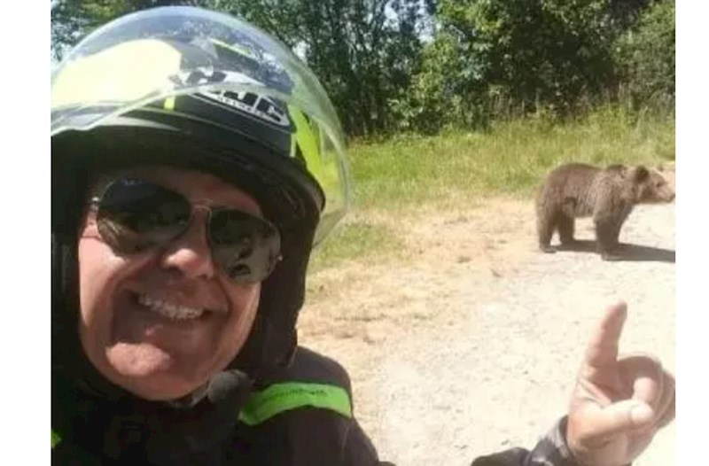 Ayı turist ilə selfi çəkdirdikdən sonra onu parçaladı 