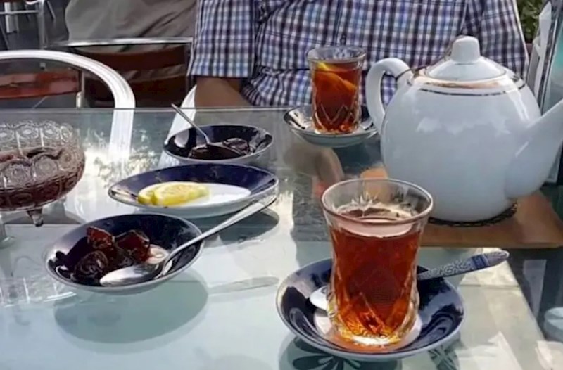 Əvvəlcə "qoyun" dedi, ardınca atasını təhqir etdi: Deputat niyə çaynik atıb? — VİDEO 