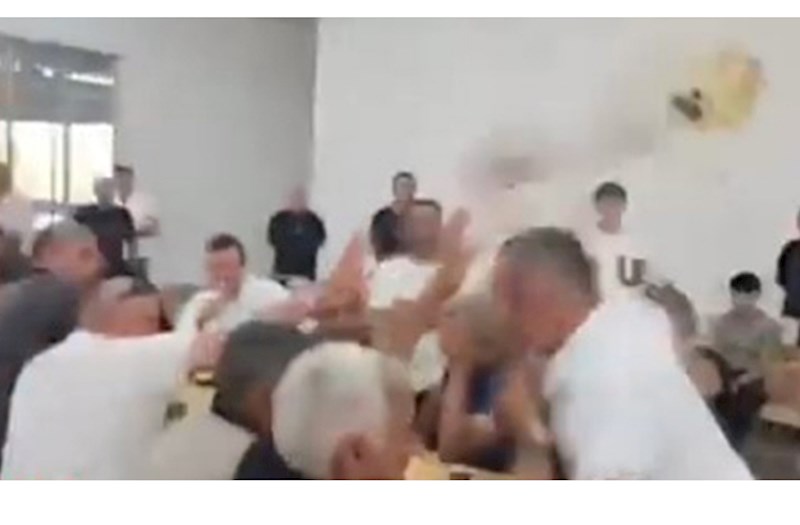 Bu ölkədə azərbaycanlı deputat seçiciyə çaynik atdı — VİDEO  