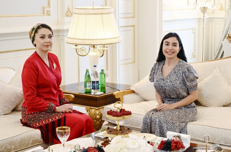 Leyla Əliyeva Türkmənistan Xalq Məsləhəti sədrinin qızı ilə görüşdü — FOTOLAR