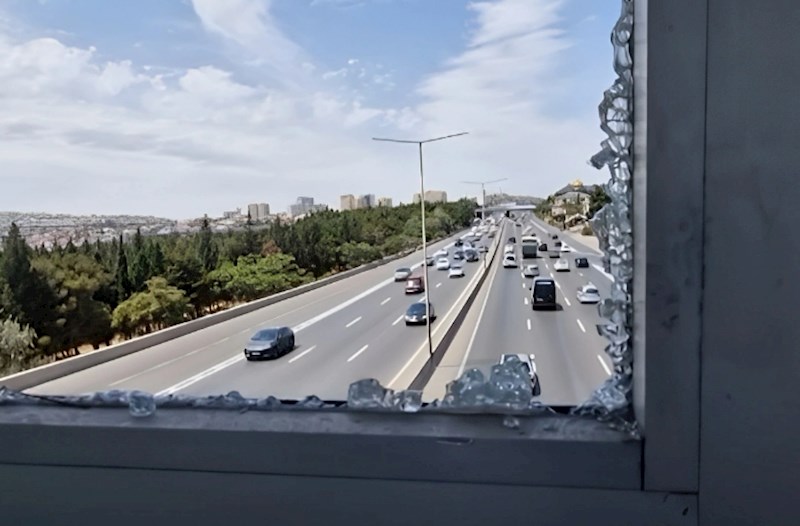 Bakı-Sumqayıt yolundakı yerüstü keçiddə piyadalar üçün CİDDİ TƏHLÜKƏ — VİDEO 