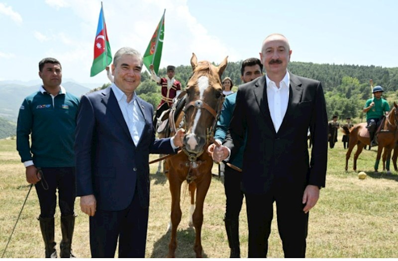 İlham Əliyev Qurbanqulu Berdiməhəmmədova at hədiyyə etdi 