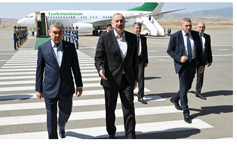 İlham Əliyev Füzulidə Qurbanqulu Berdiməhəmmədovu qarşıladı — FOTOLAR