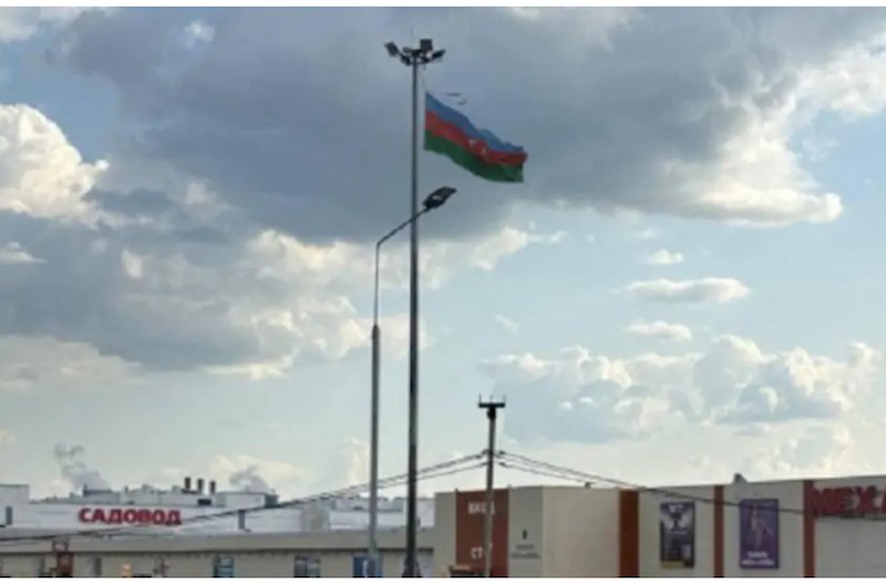 Moskvada azərbaycanlılar Rusiya bayrağını endirdilər — Azərbaycan bayrağı qaldırıldı