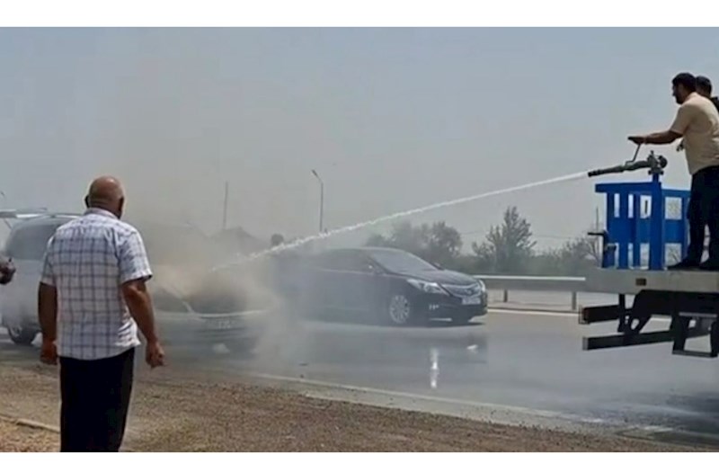 Yolda alışan “Mercedes”i su maşını söndürdü — VİDEO 
