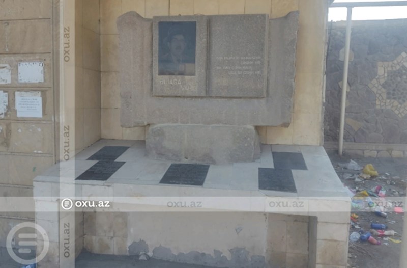 Əliağa Vahidin büstü və ətrafı baxımsız vəziyyətdə