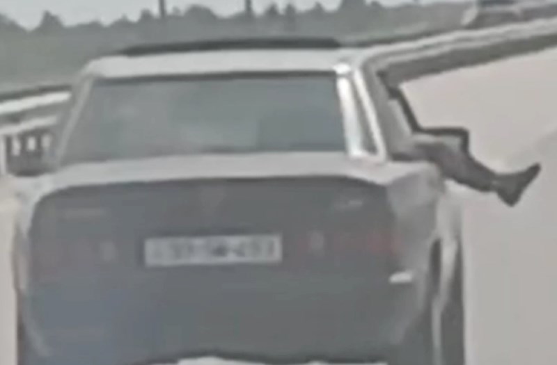 Ayağını pəncərədən çıxaran sərnişin CƏZALANDIRILDI