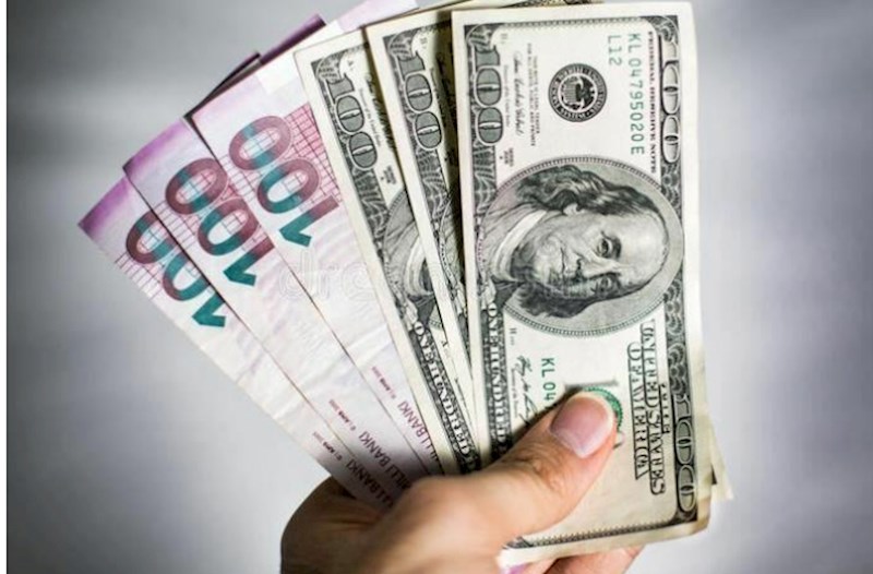 Manatını dollarla dəyişmək istəyənlərin NƏZƏRİNƏ 