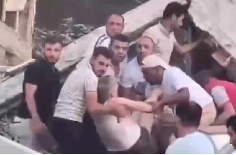 Sakinlərin dağıntılar altından çıxarılması anı — VİDEO