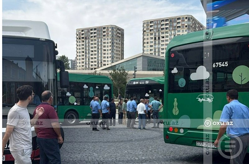 Metronun "28 May" stansiyasının yaxınlığında "BakuBus" avtobusları toqquşublar — VİDEO 