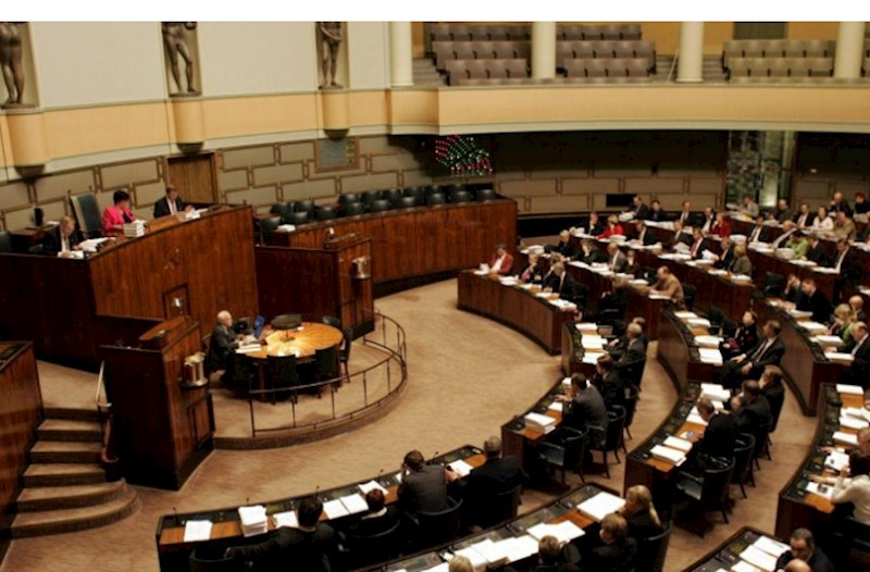 Finlandiyada deputat parlament binasında intihar etdi 