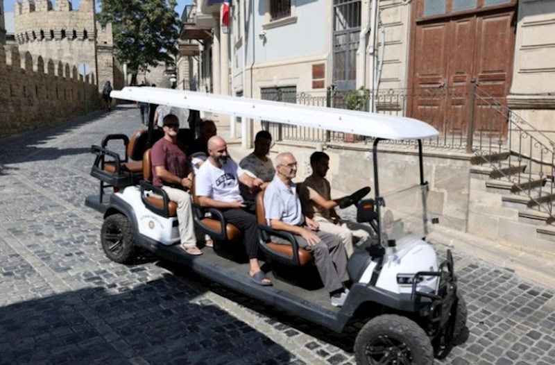 İçərişəhərdə səyahət avtobusları fəaliyyətə başladı — FOTO 