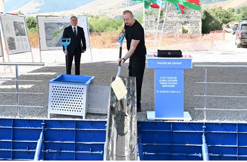 Prezident İlham Əliyev Kəlbəcər şəhərində 3-cü yaşayış kompleksinin təməlini qoyub