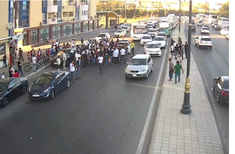 Bakıda avtomobil piyadanı vurub, yolda sıxlıq yaranıb