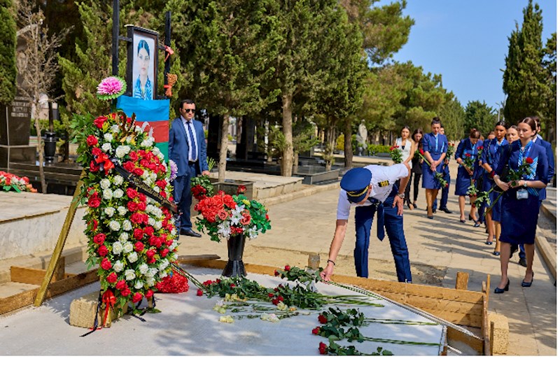 AZAL rəhbərliyi və kollektivi Azərbaycanın Milli Qəhrəmanı Hökumə Əliyevanın məzarını ziyarət edib 
