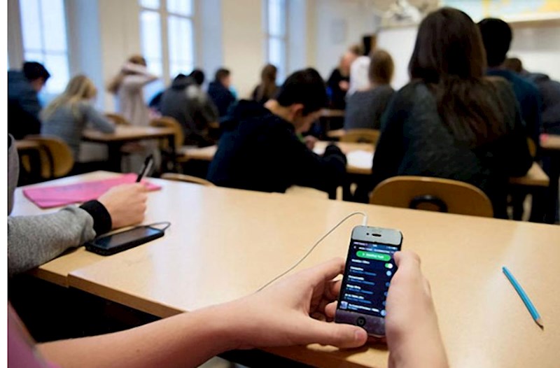 Məktəbdə telefona qadağa qoyulmalıdır — Deputat