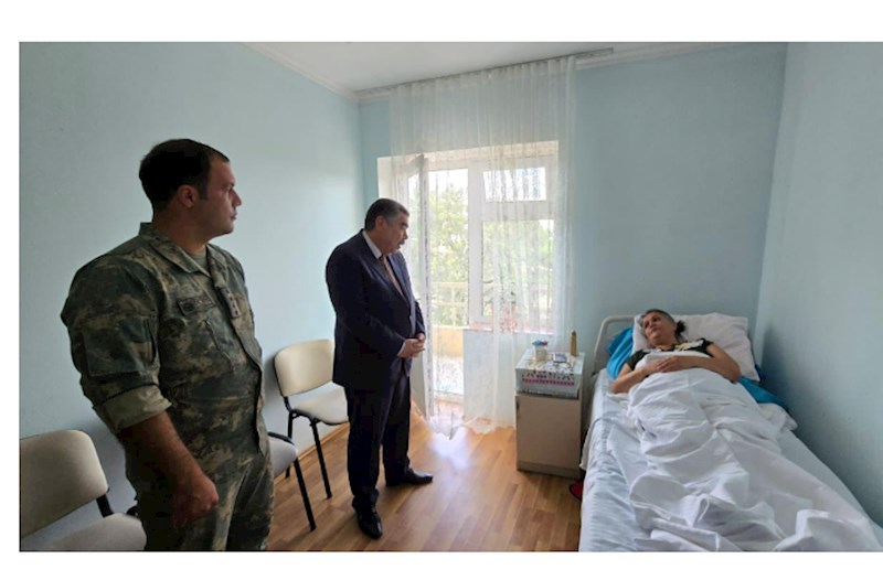 İcra başçısı xəstəxanada müalicə alan şəhid anasını ziyarət etdi — FOTOLAR 