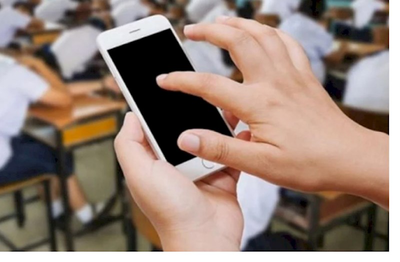 Şagirdlər dərs vaxtı telefondan istifadə edə bilməyəcək 