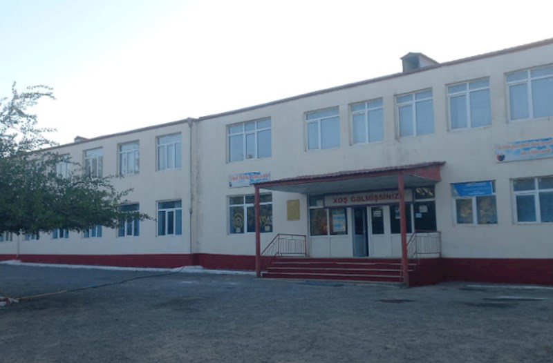 Məktəbdəki bıçaqlanma ilə bağlı RƏSMİ AÇIQLAMA  —  "Aralarında problem olmayıb" 