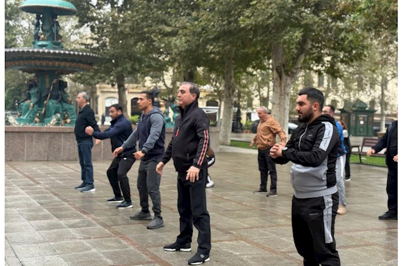 Gəncənin icra başçısı sakinlərlə birgə səhər idmanı etdi — FOTOLAR