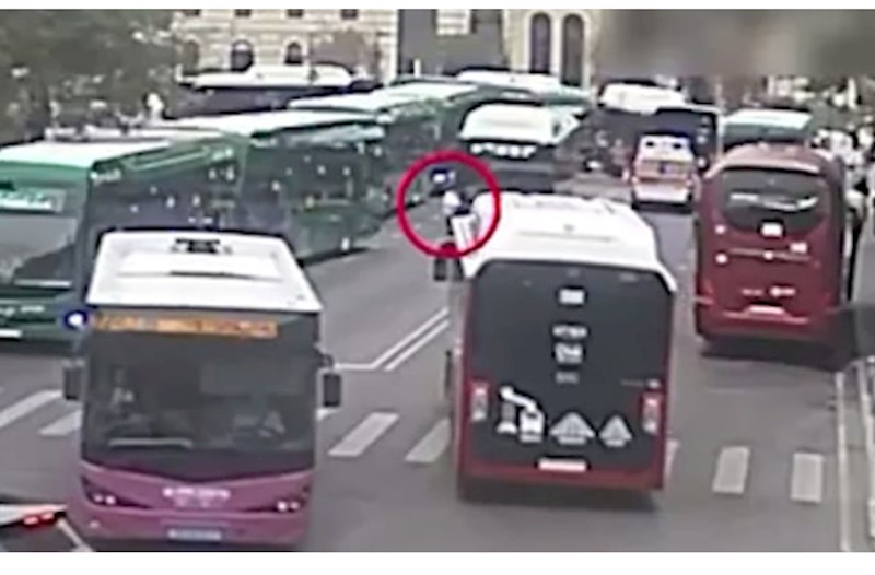 “28 May”da avtobusun qadını vurmasının ANBAAN VİDEOSU 