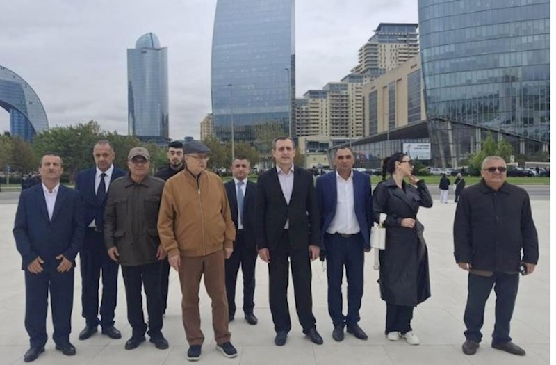 Vəhdət Partiyasının rəhbərliyi və nümayəndələri Zəfər Parkında şəhidlərimizin xatirəsin yad edib — FOTOLAR