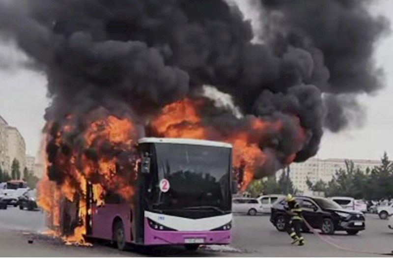 Sumqayıtda marşrut avtobusu yanır 