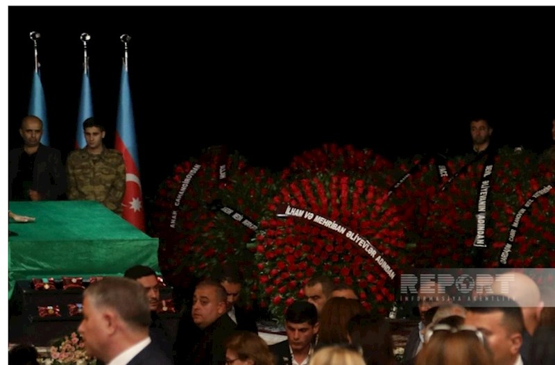 Prezident və xanımı vida mərasiminə əklil göndərdi