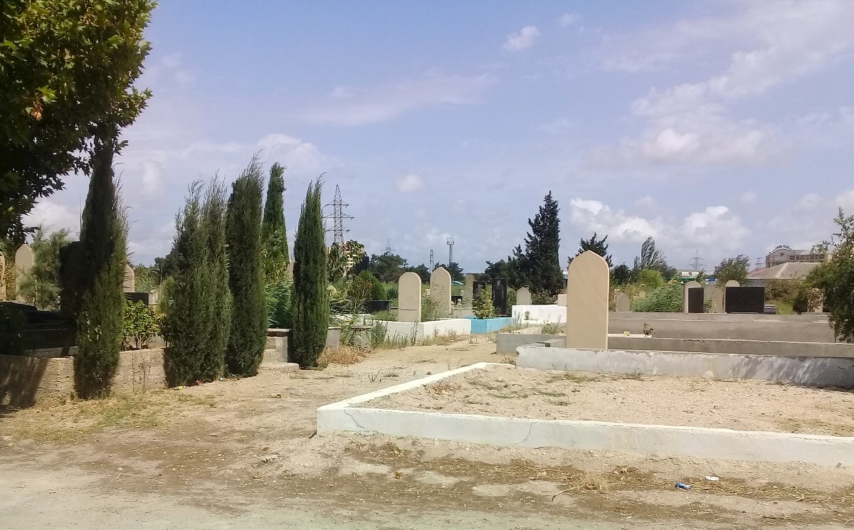 Qəbirstanlıqda beton tökənlə gül satan arasında dava düşdü — İş məhkəməyə getdi